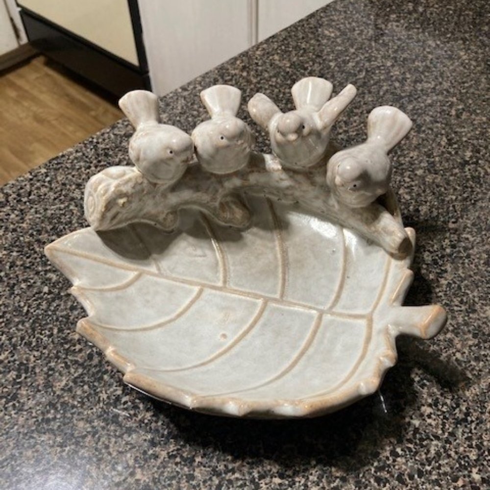 4 birds on a leaf